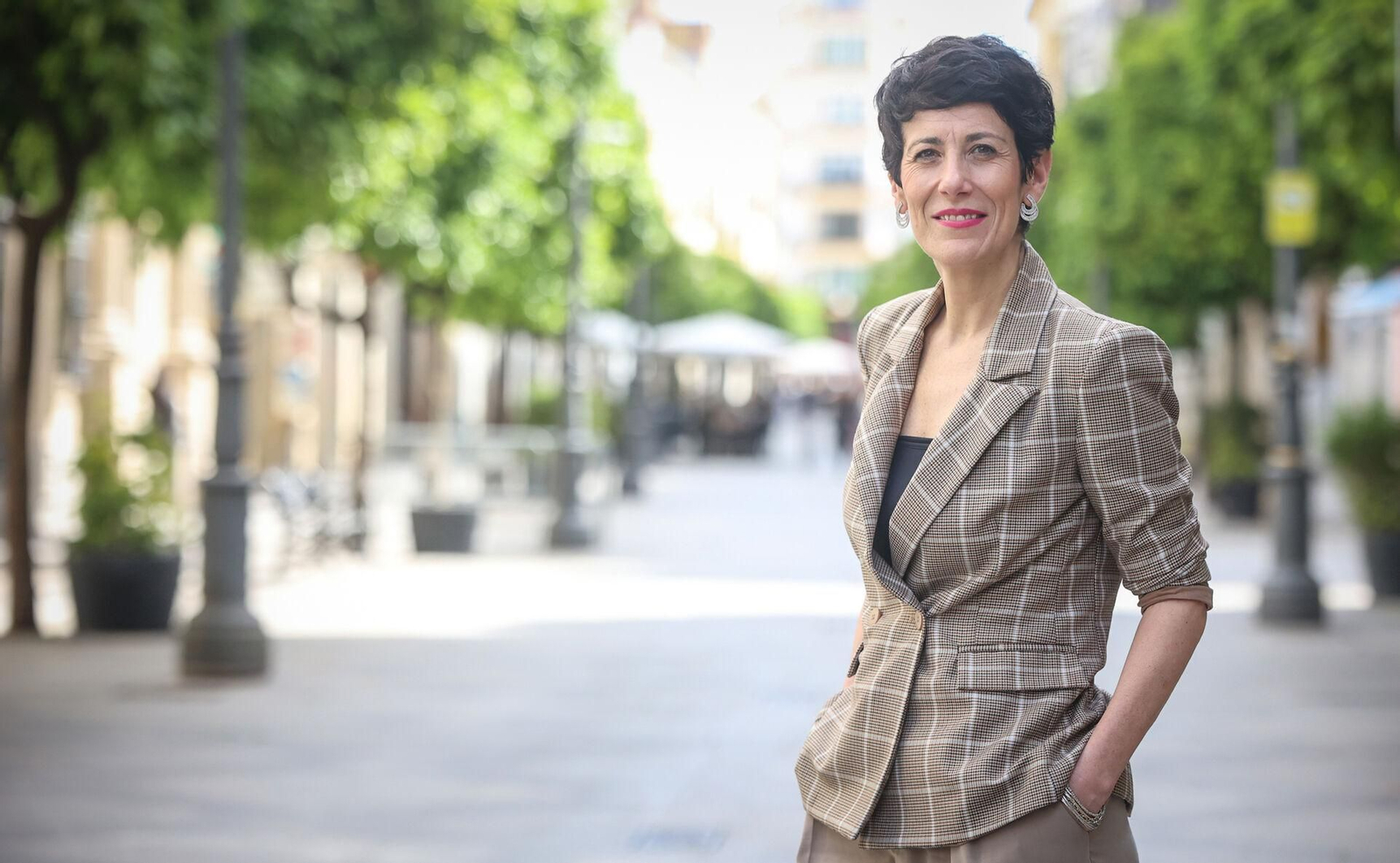 La ministra de Inclusión y Seguridad Social, en la calle Larga de Jerez.