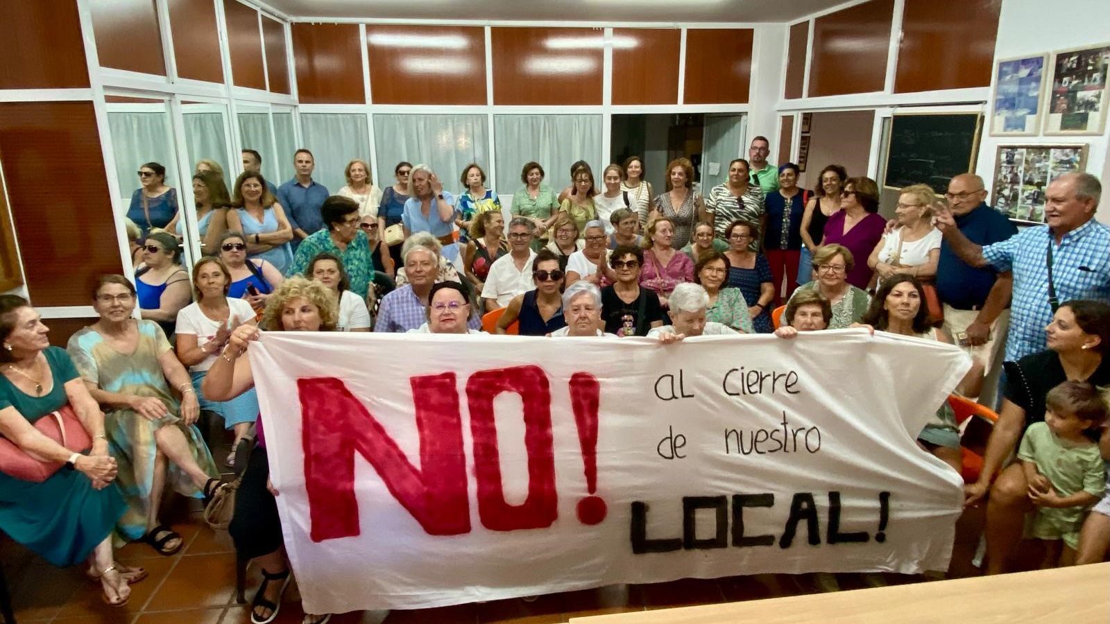 Una acción reivindicativa en el interior del local vecinal.