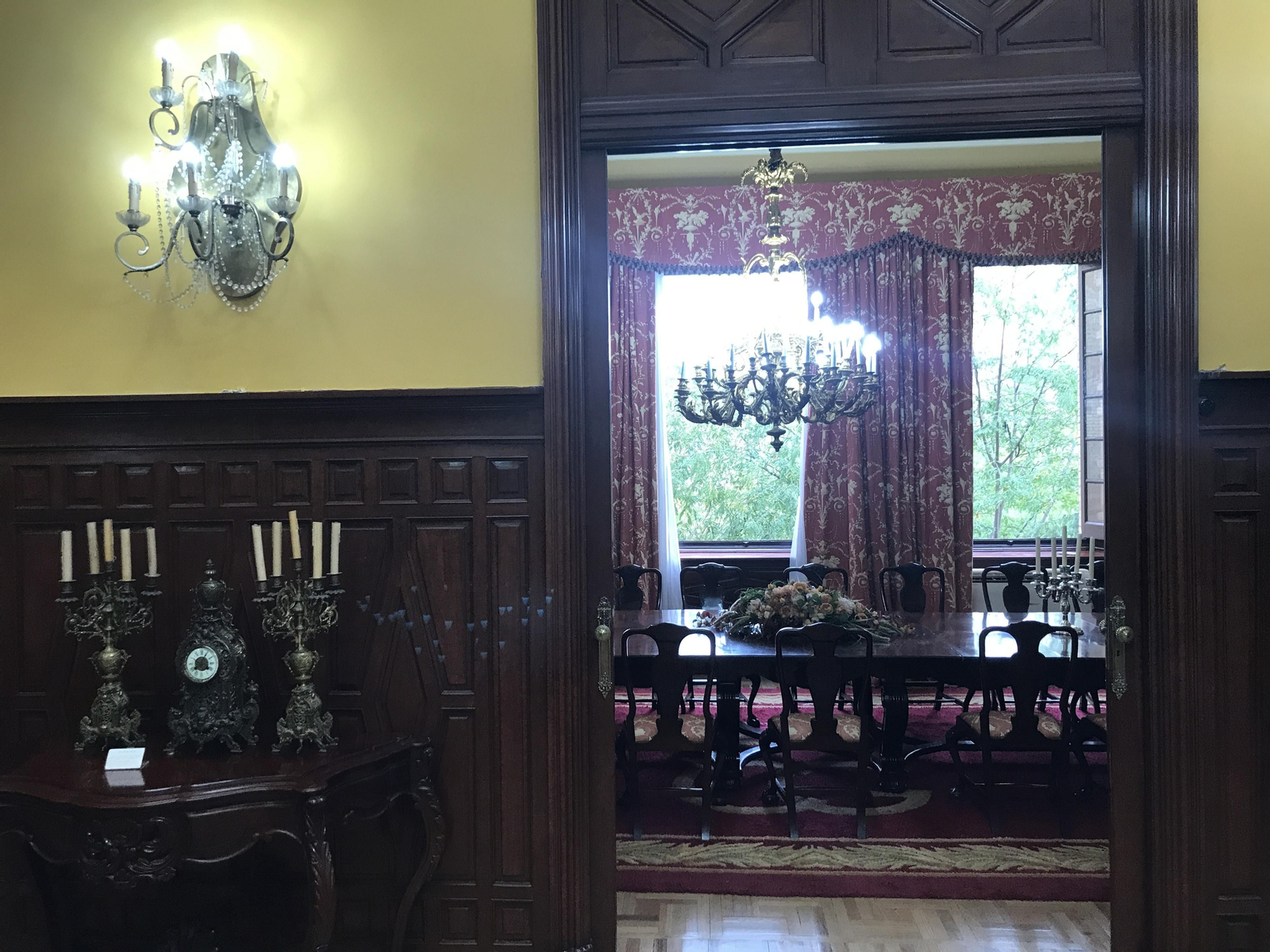 Vista del comedor principal desde uno de los salones que hacen de antesala, adornados con maderas.