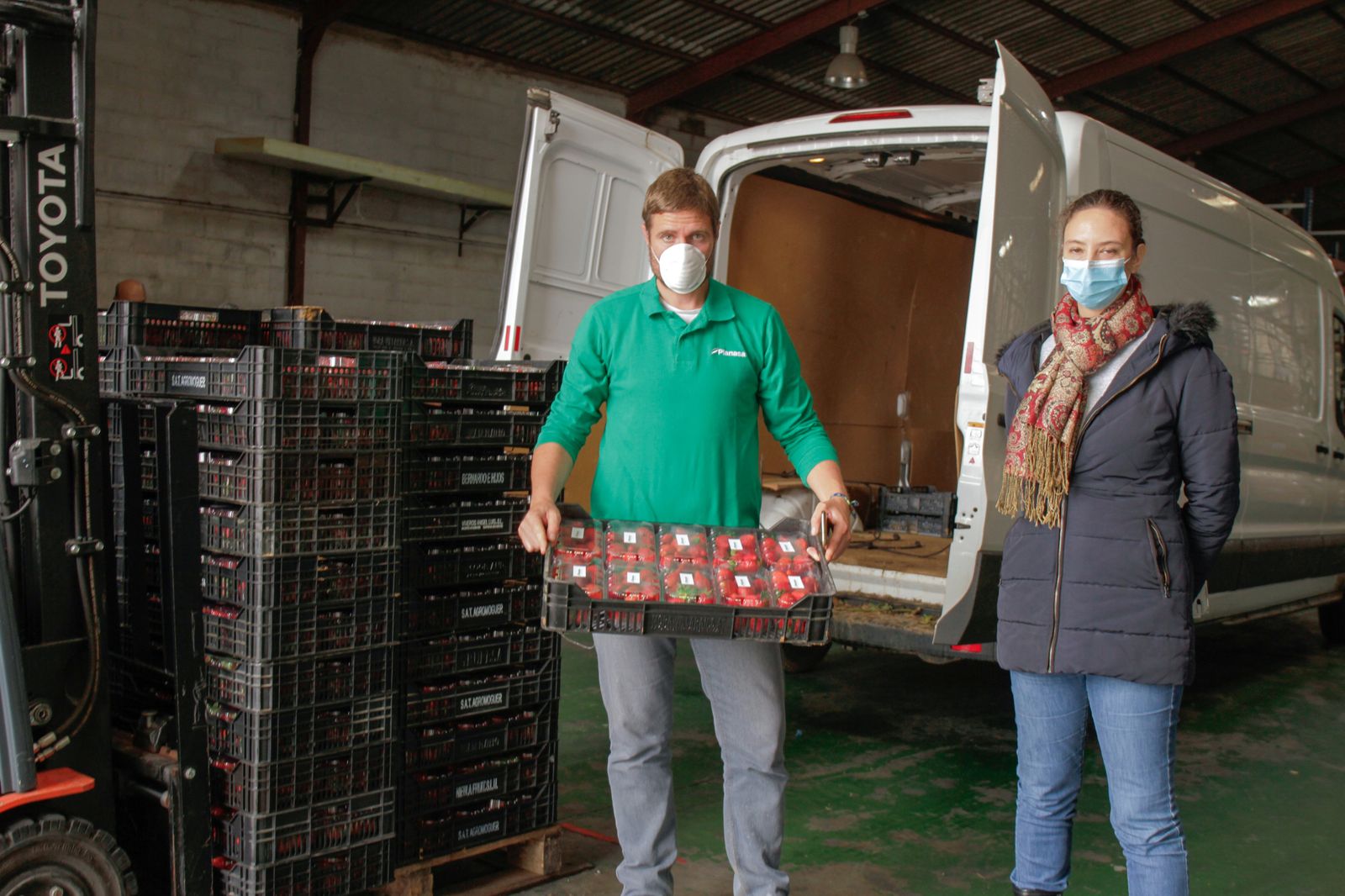 Imagen de la entrega de los frutos rojos de Planasa al Banco de Alimentos de Huelva.