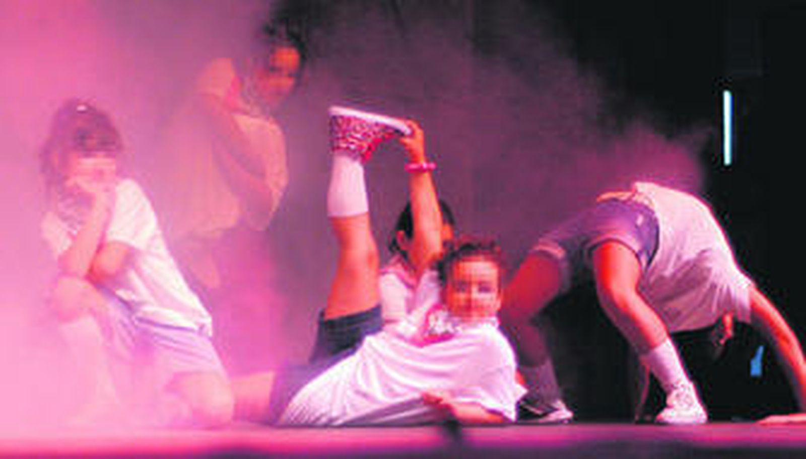 Un grupo de niñas de 'hip hop' durante su actuación.
