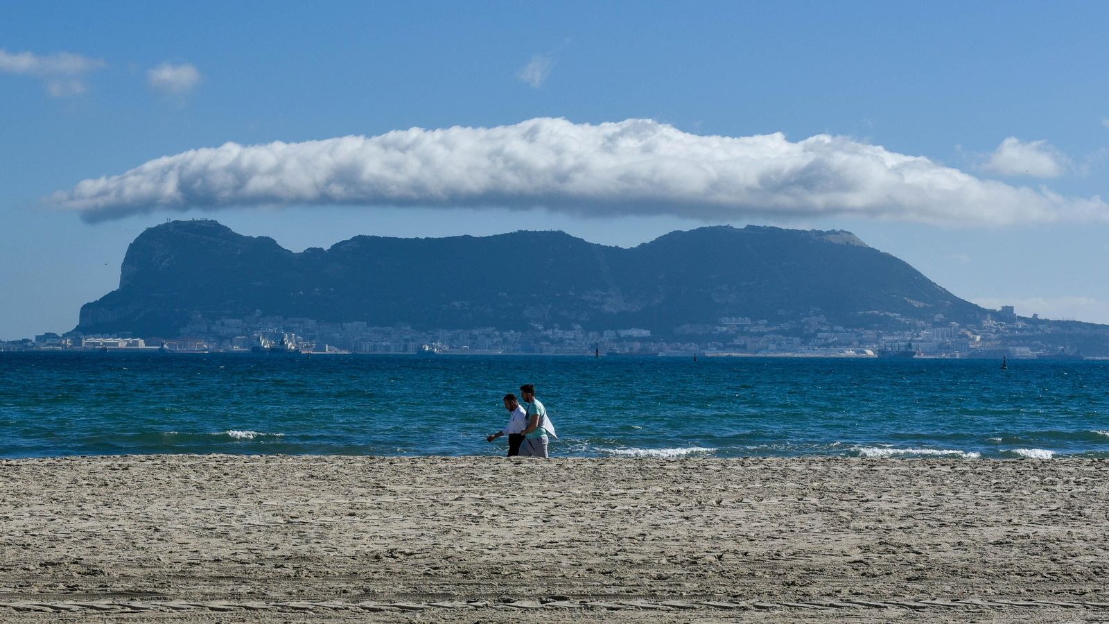 Paseantes por la playa del RInconcillo, en Algeciras. Paseantes por la playa del RInconcillo, en Algeciras.