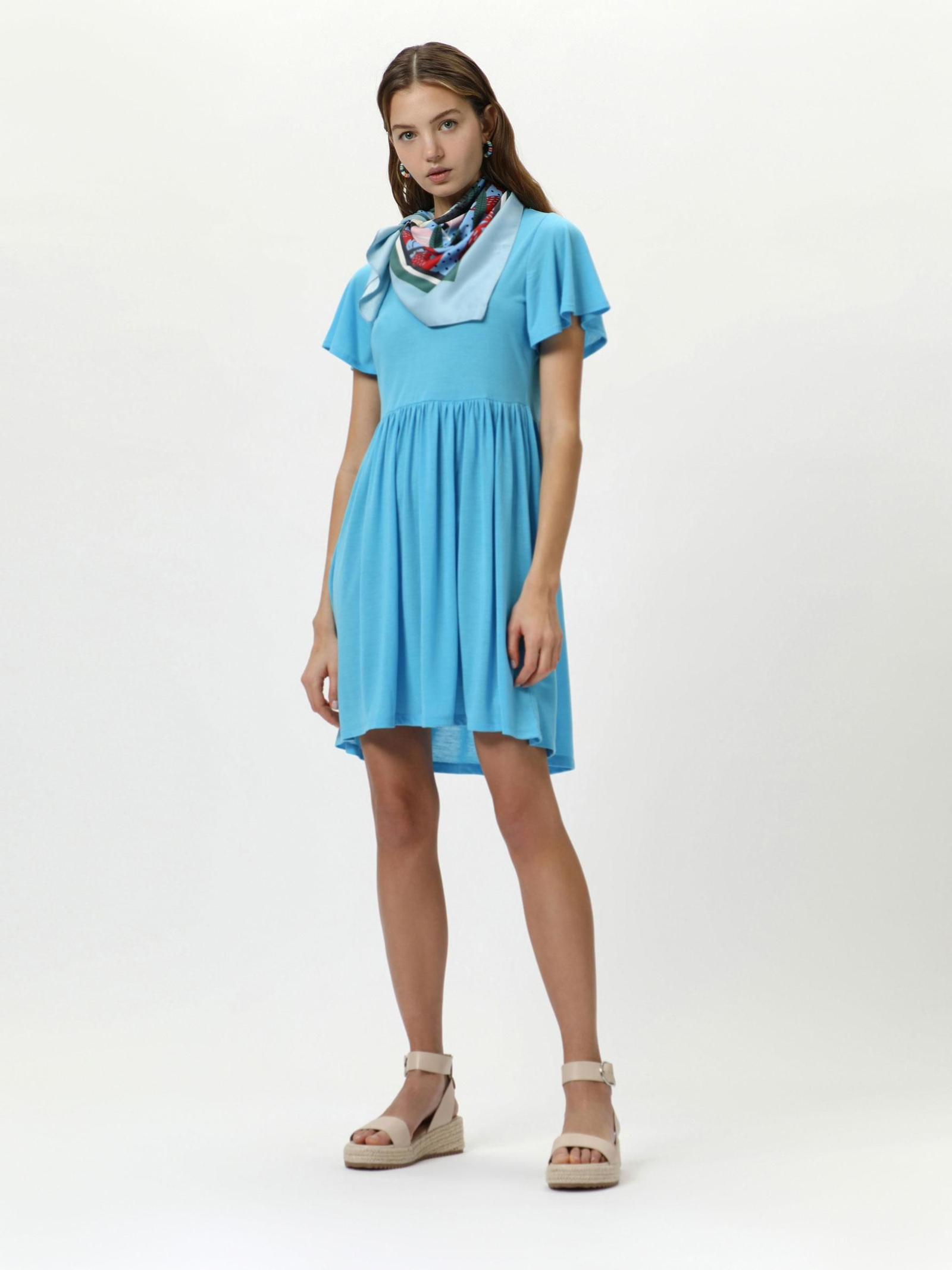 Vestido babydoll en color turquesa de Lefties.