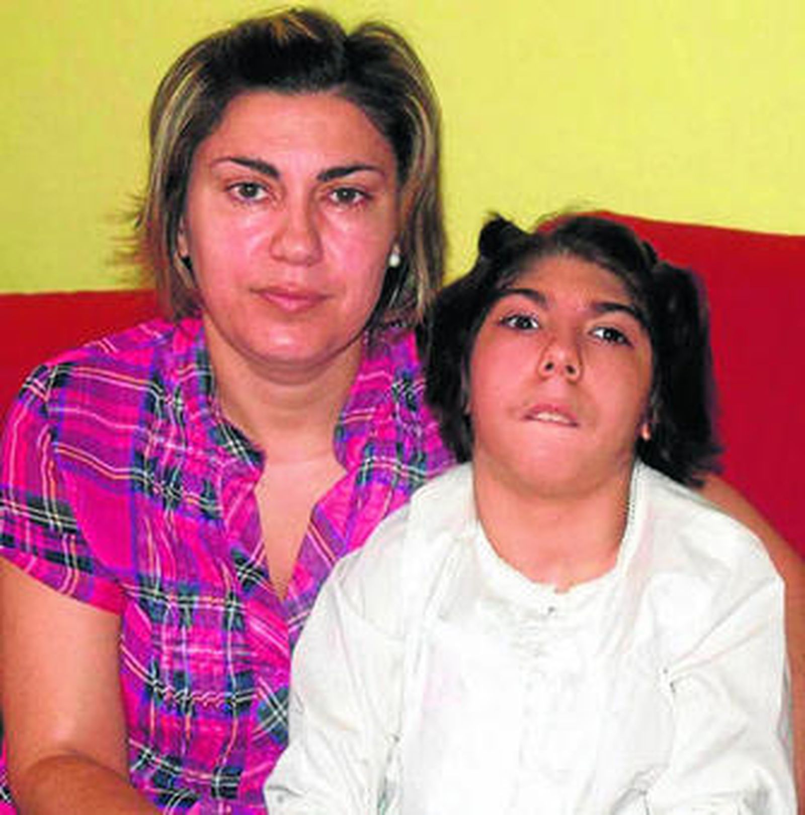 Rosario Fernández junto a su hija Sara.