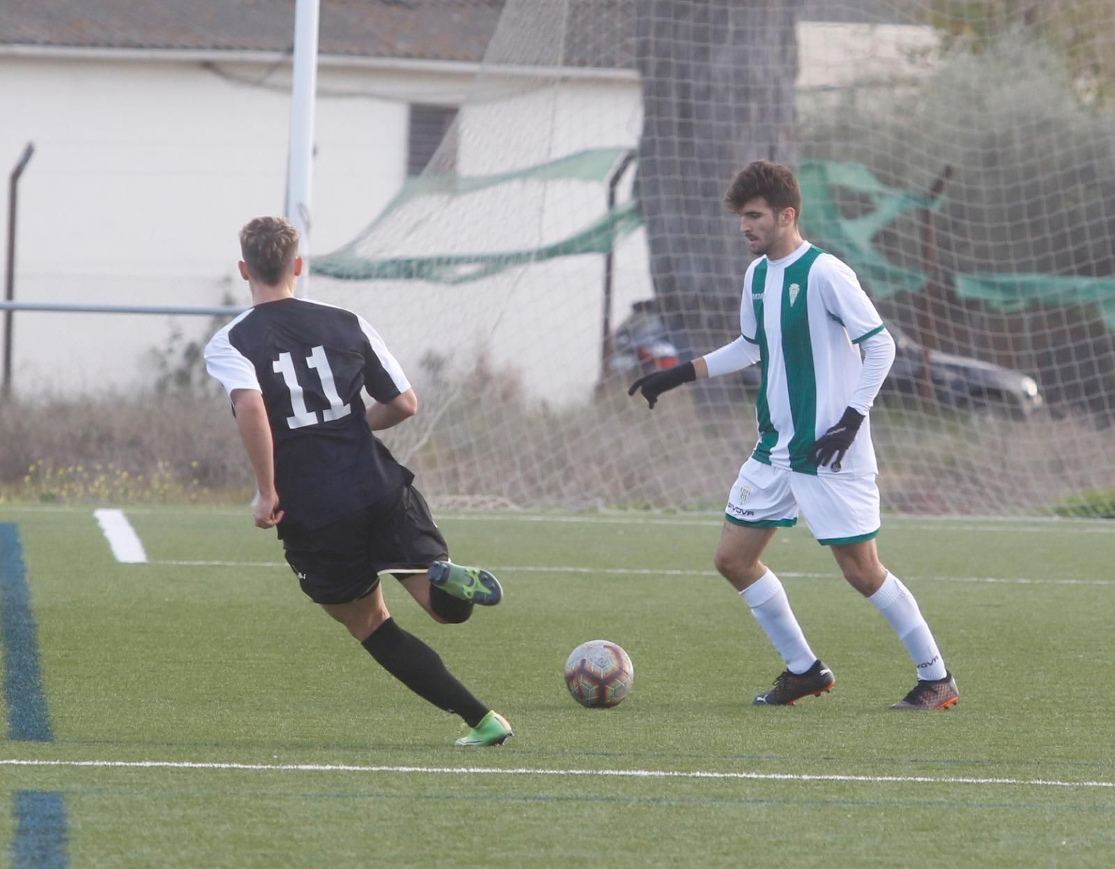 Óscar controla ante el exblanquiverde Cantarero.