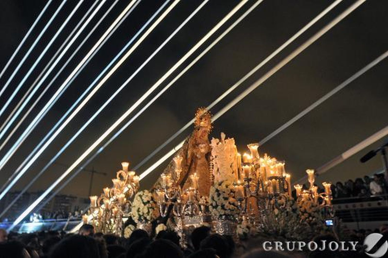 La Macarena cruza el río por el puente del Alamillo.

Foto: Manuel Gomez