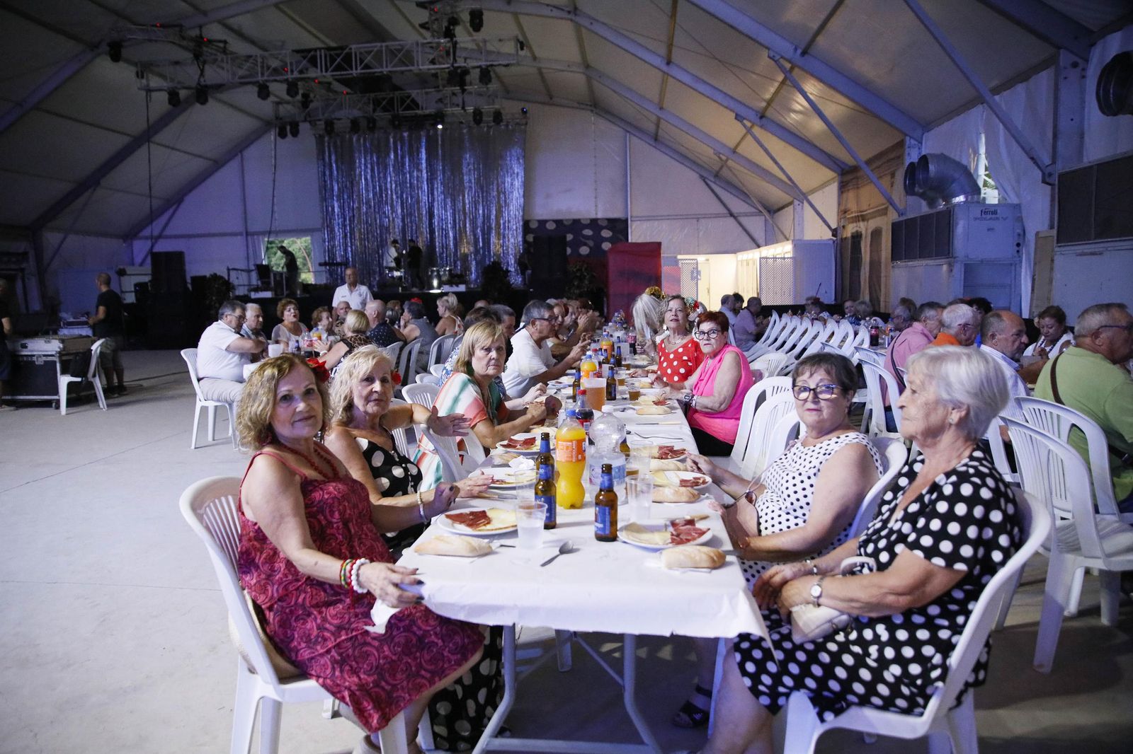 Las mejores imágenes del homenaje a los mayores en la caseta municipal de Almería