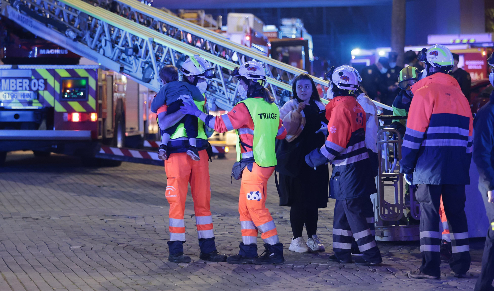 Las imágenes del incendio en el Hotel Isla de la Cartuja