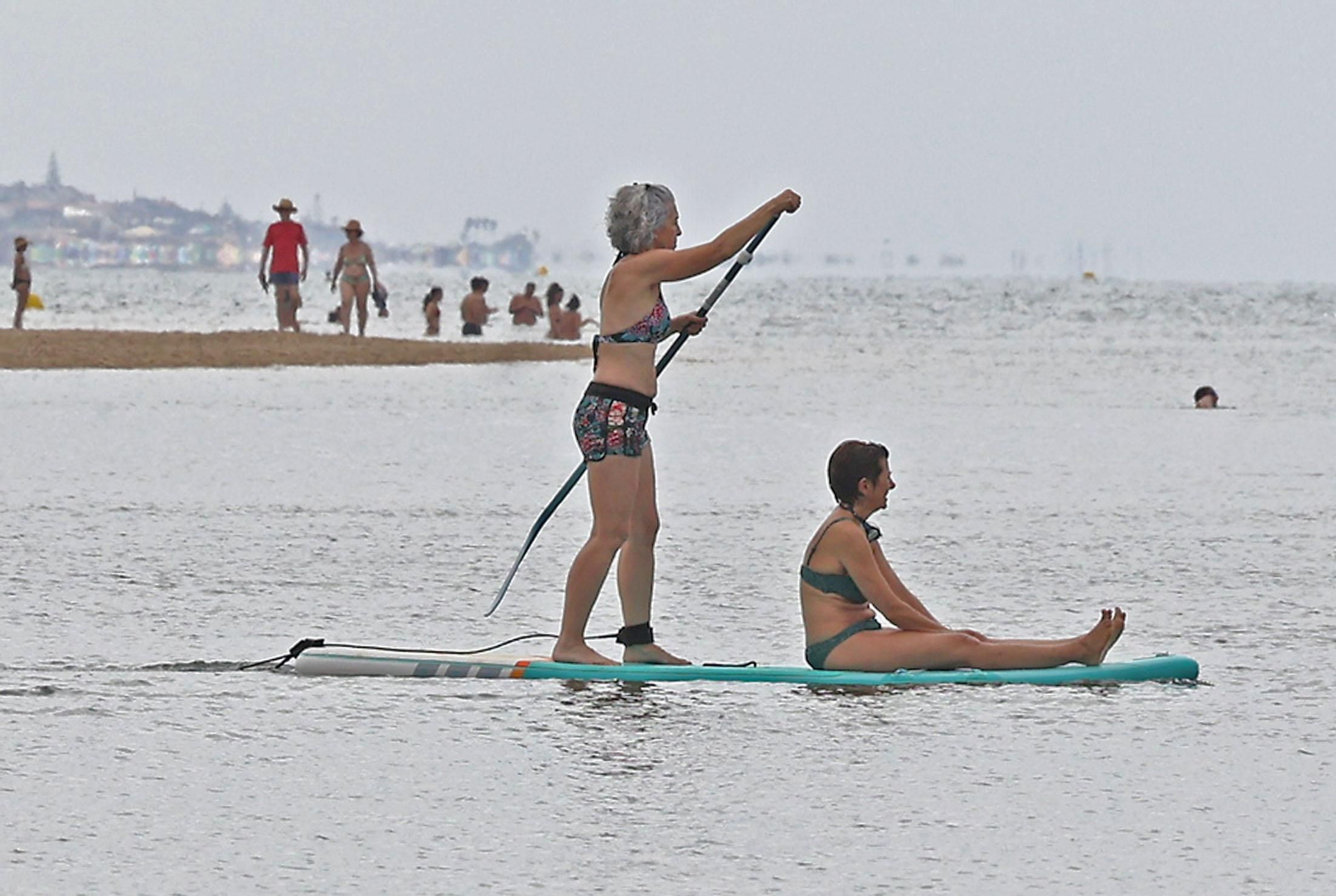 Imágenes del ambiente en las playas de Huelva en la mañana de domingo