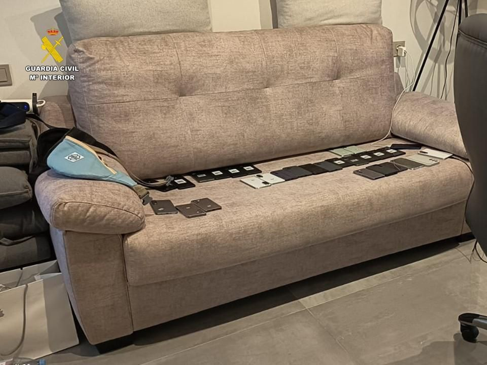 Teléfonos móviles requisados por la Guardia Civil en el caso.