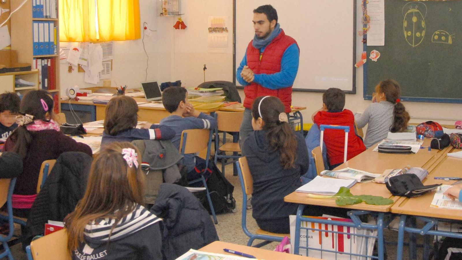 Un maestro en una clase de primaria
