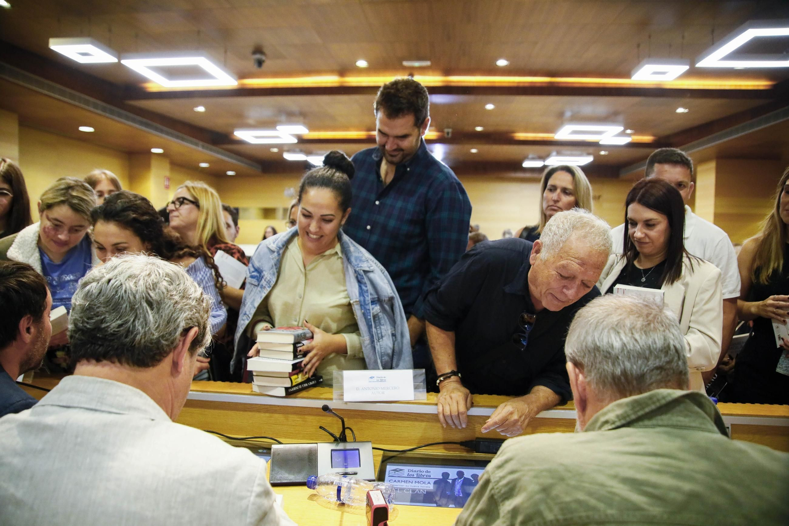 Carmen Mola presenta su libro "El clan" en la Casa de las mariposas de Almería, en imágenes