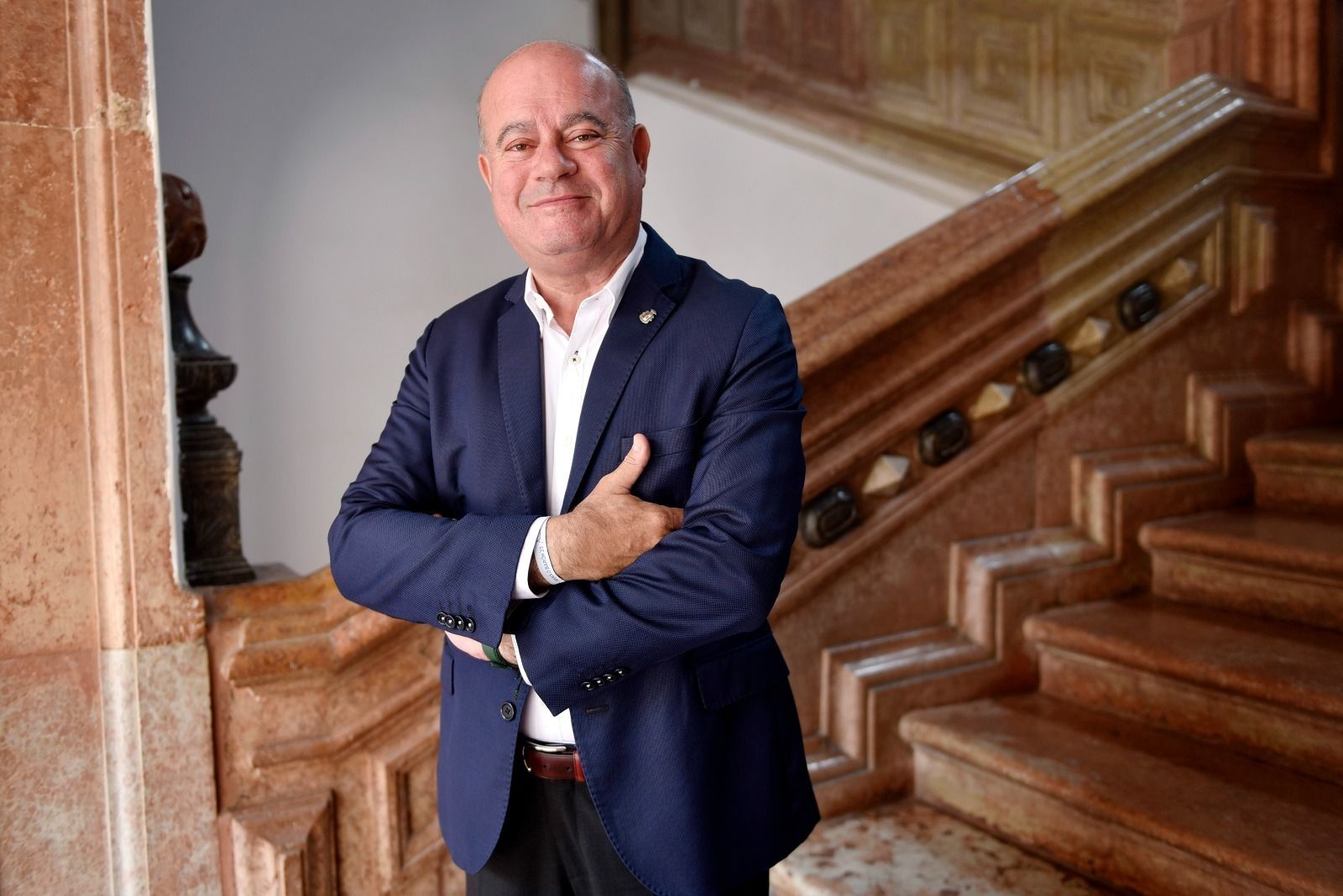 Manuel Barón en la escalera de acceso al Ayuntamiento de Antequera.