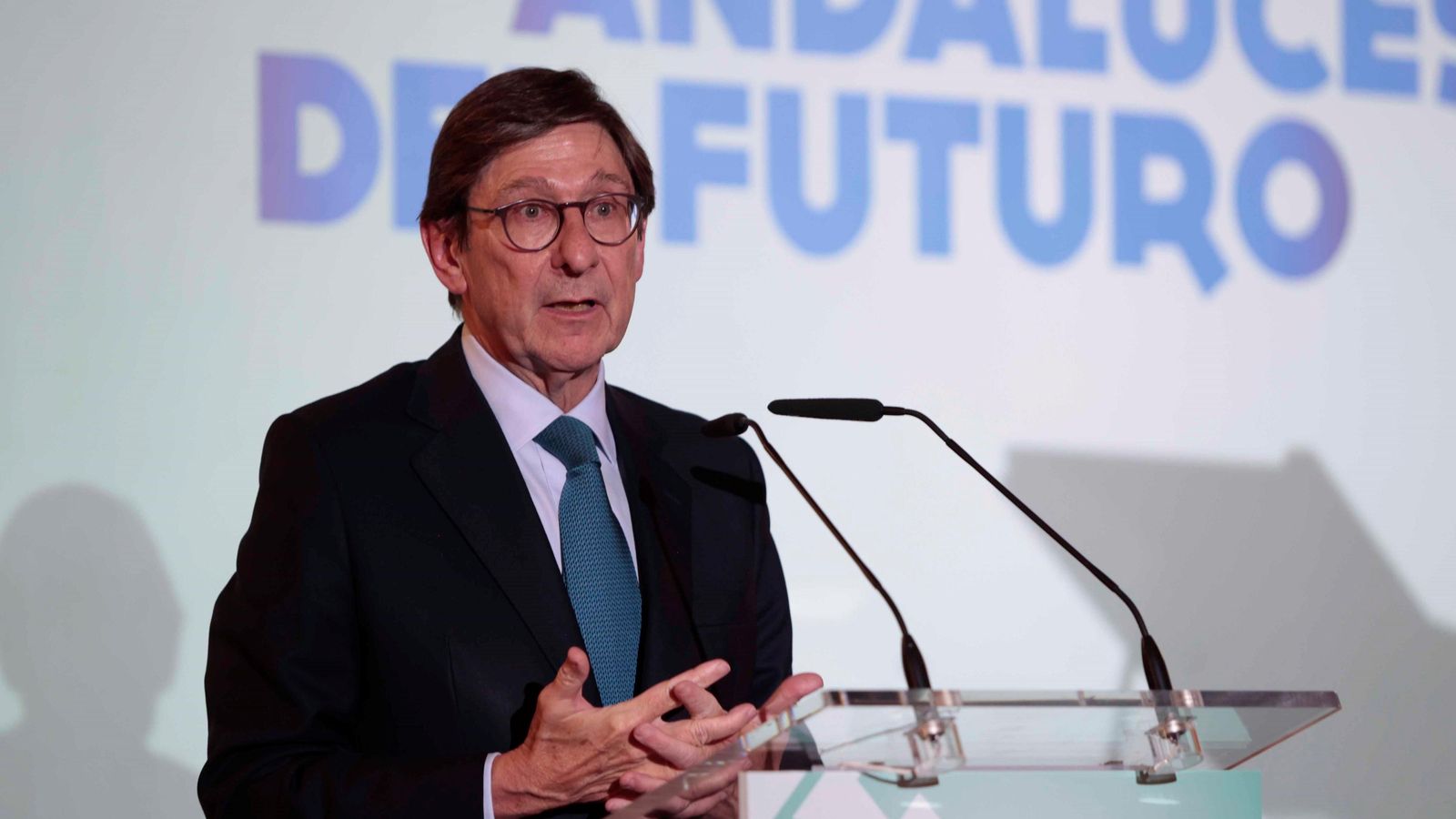 El presidente de Caixabank, José Ignacio Goirigolzarri, en su discurso.