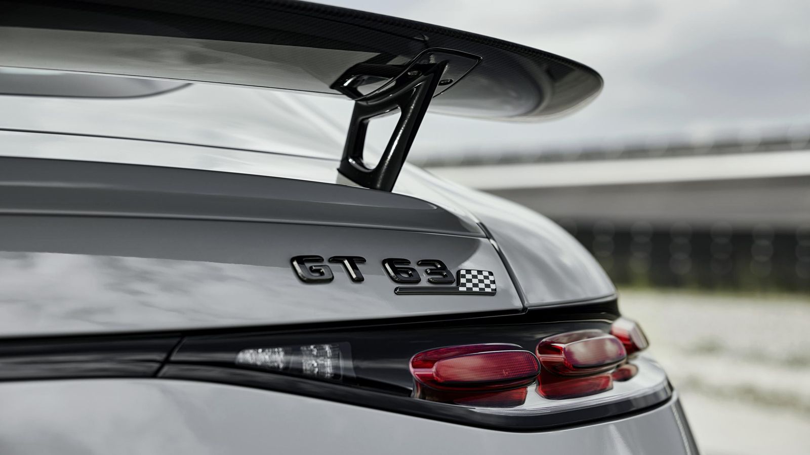 La bandera que acompaña en la trasera a la denominación comercial de esta versión no deja lugar a dudas sobre su vocación por los circuitos.