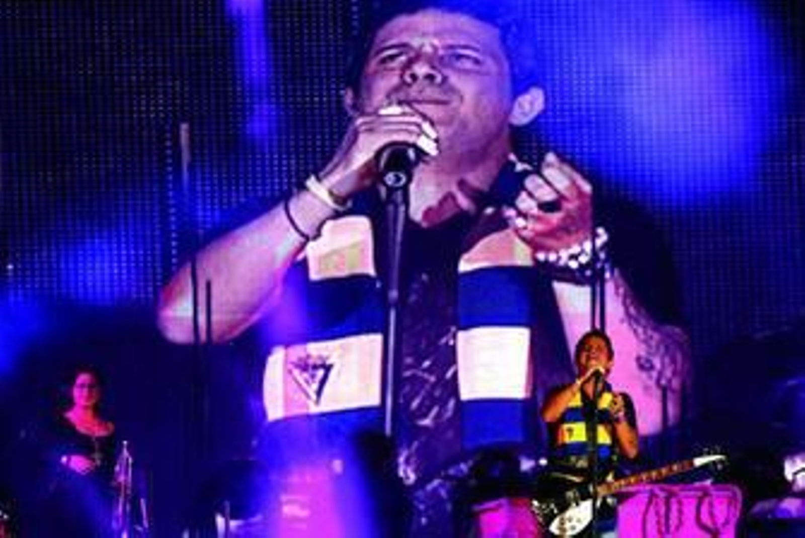 Alejandro Sanz, ataviado con una bufanda del Cádiz C. F., durante su actuación en el Carranza.