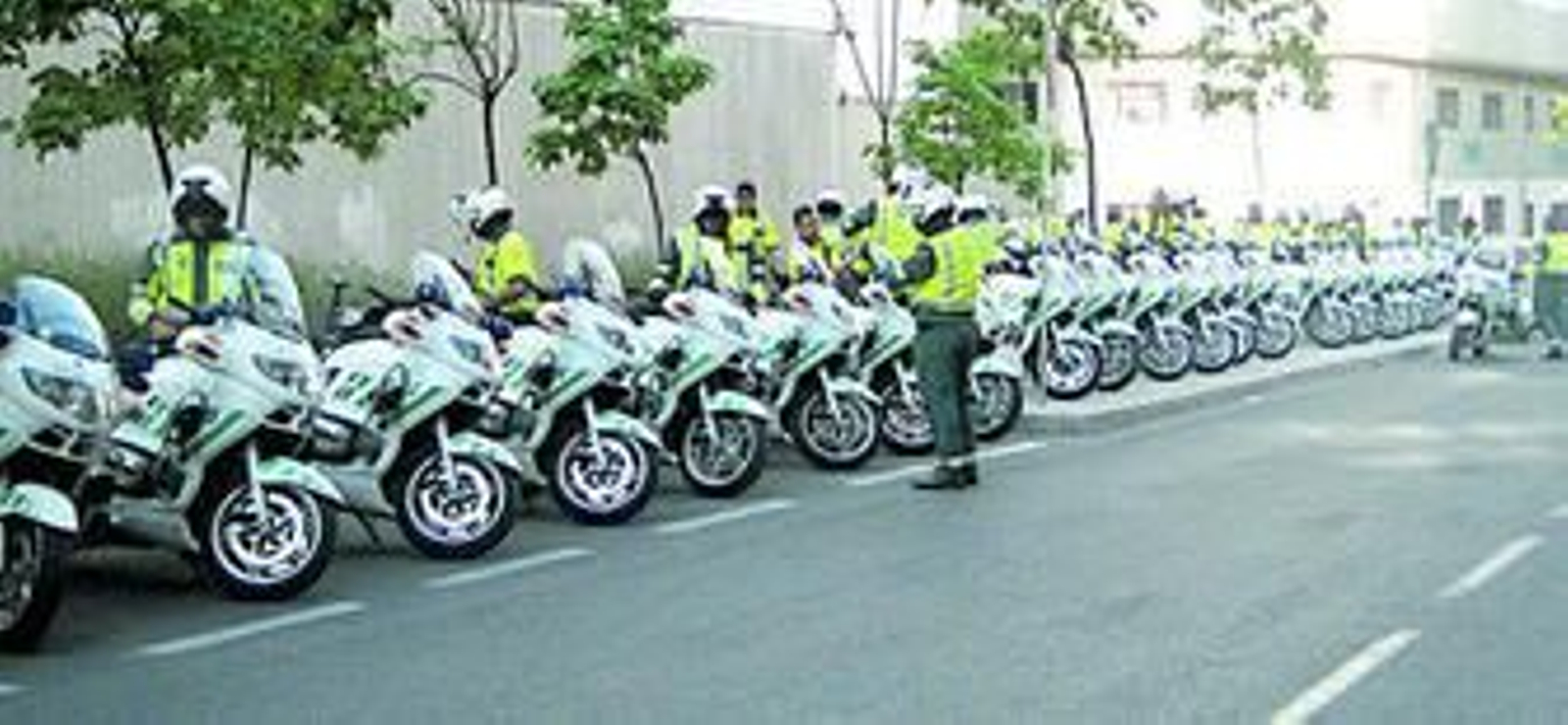 Los agentes se citan, una hora y cuarto antes de que empiece la etapa, en la línea de salida.