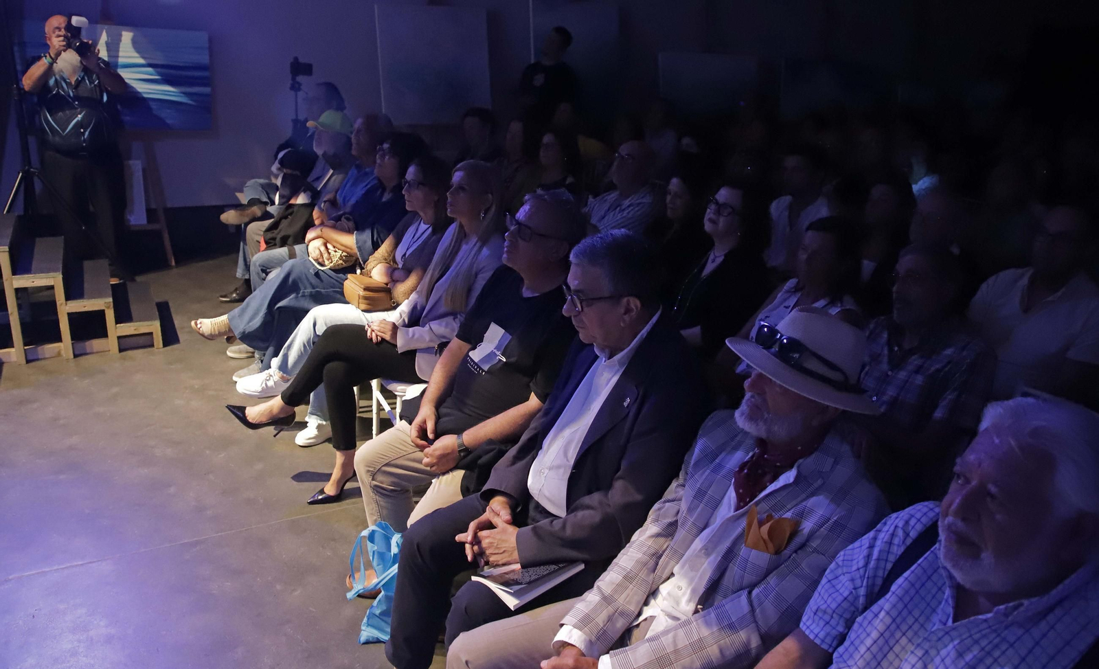 Fotos de la conferencia de Juan José Téllez  sobre los cincuenta años de la publicación del disco El Patio, del grupo Triana