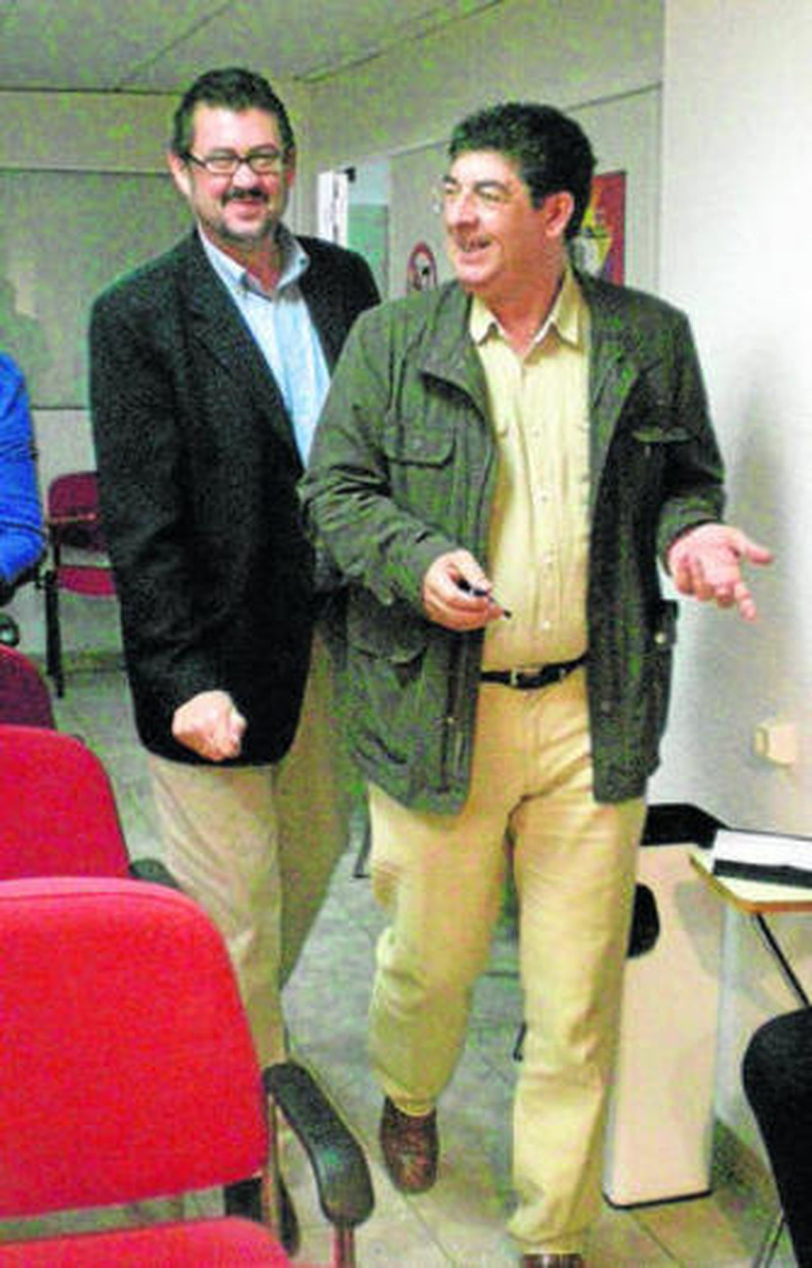 Visita de Diego Valderas a la sede de IU en el Paseo Marítimo.