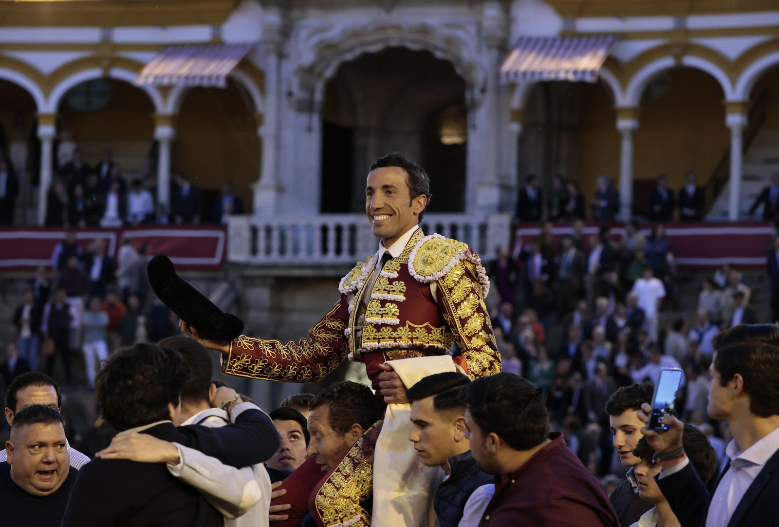 Las imágenes de la tercera del abono de los toros en la Maestranza  de Sevilla