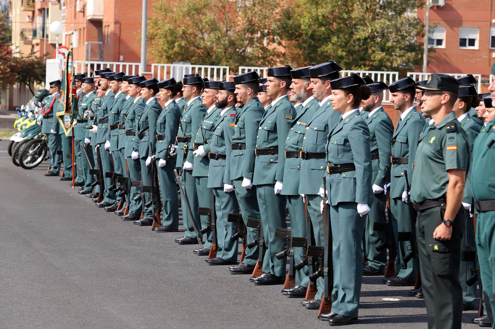 Hilera de guardias civiles.