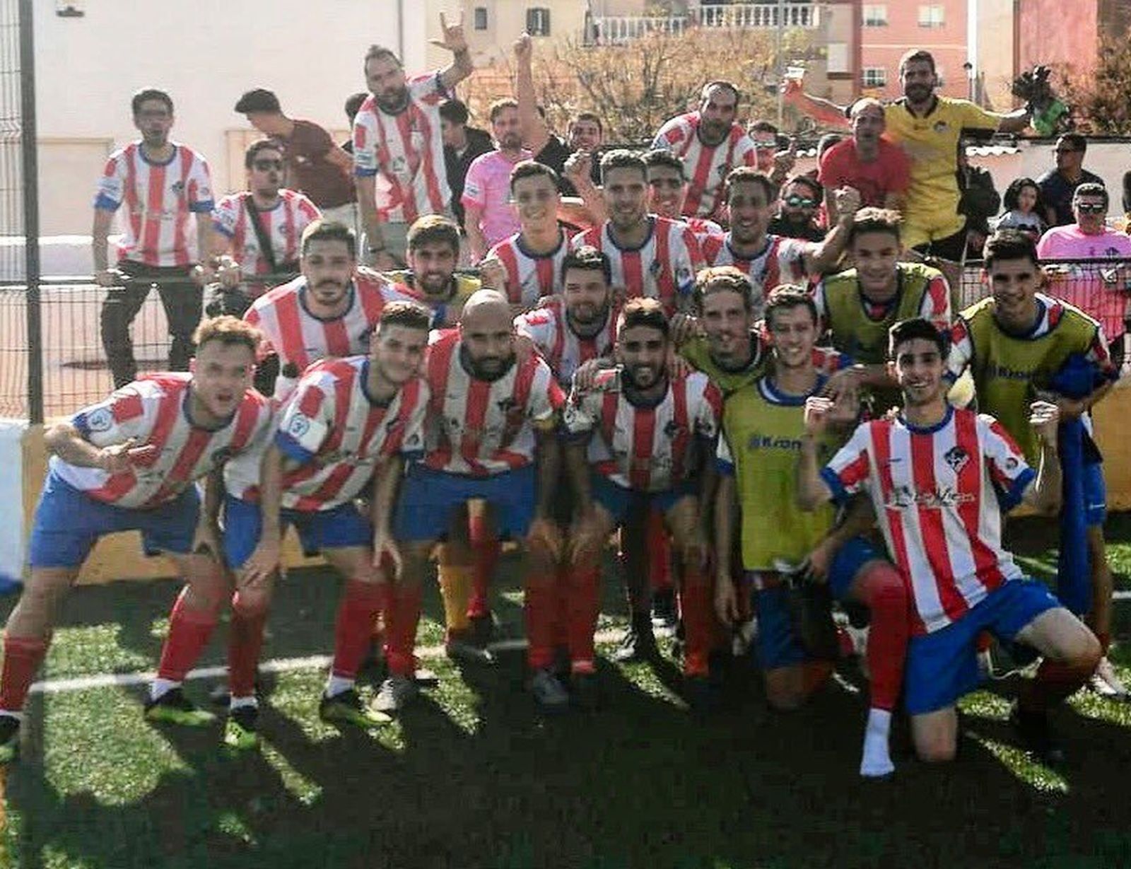 Jugadores del Poli junto a sus aficionados en Melilla.