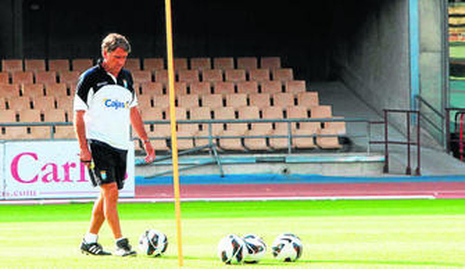 Esteban Vigo espera un buen regreso a los banquillos y abrir la Liga con un triunfo ante el Recre para que su equipo gane confianza.