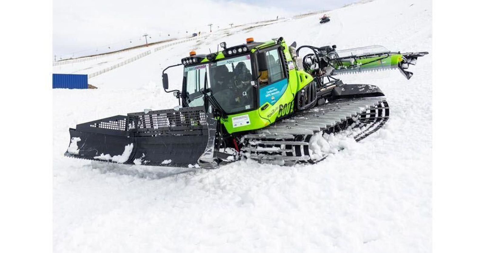 Una de las máquinas que trabaja en la adecuación de la pista