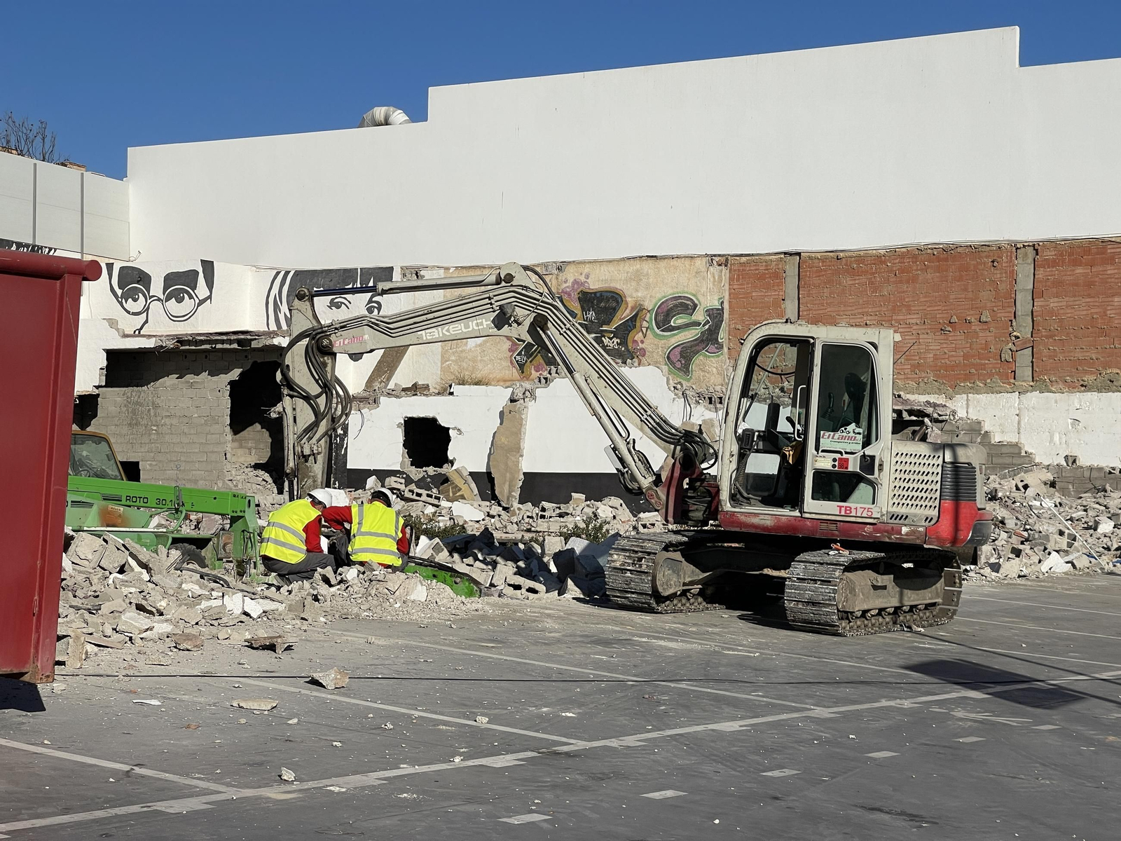 Las imágenes de la demolición del cine Tenis de Garrucha