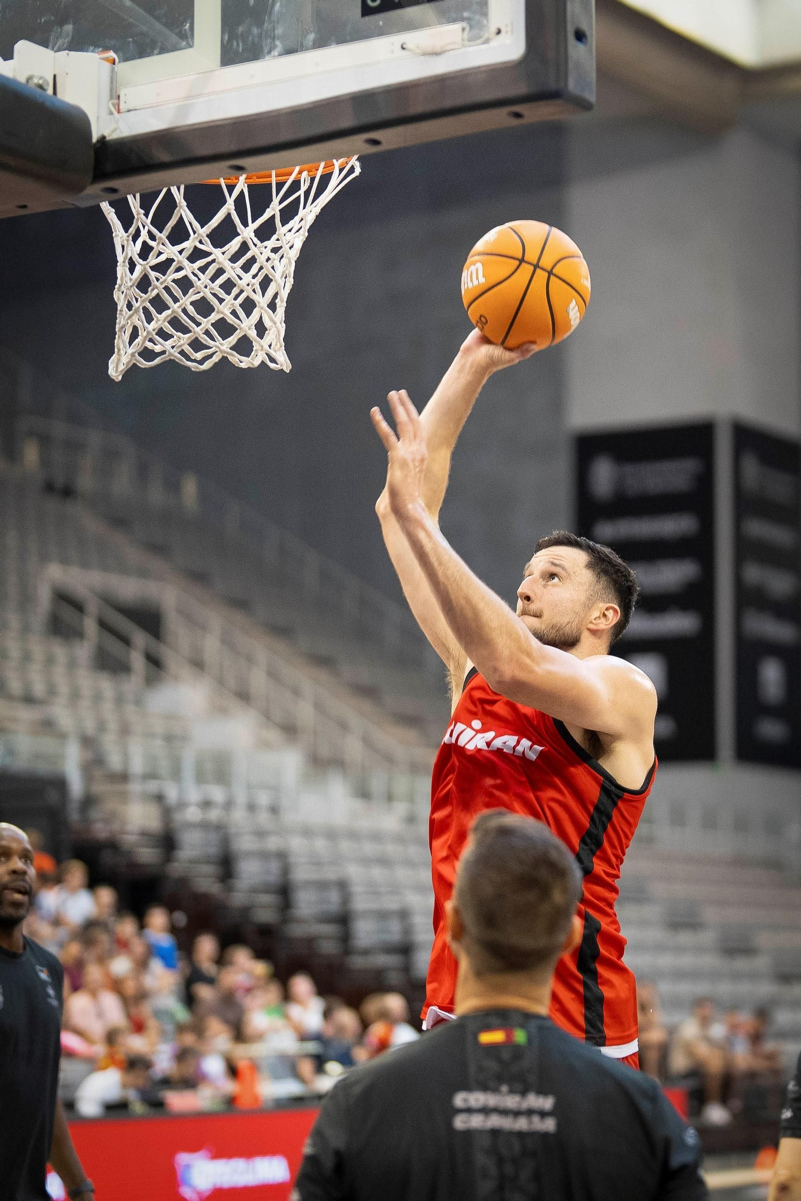 Las imágenes del entreno a puerta abierta del Covirán Granada en el Palacio