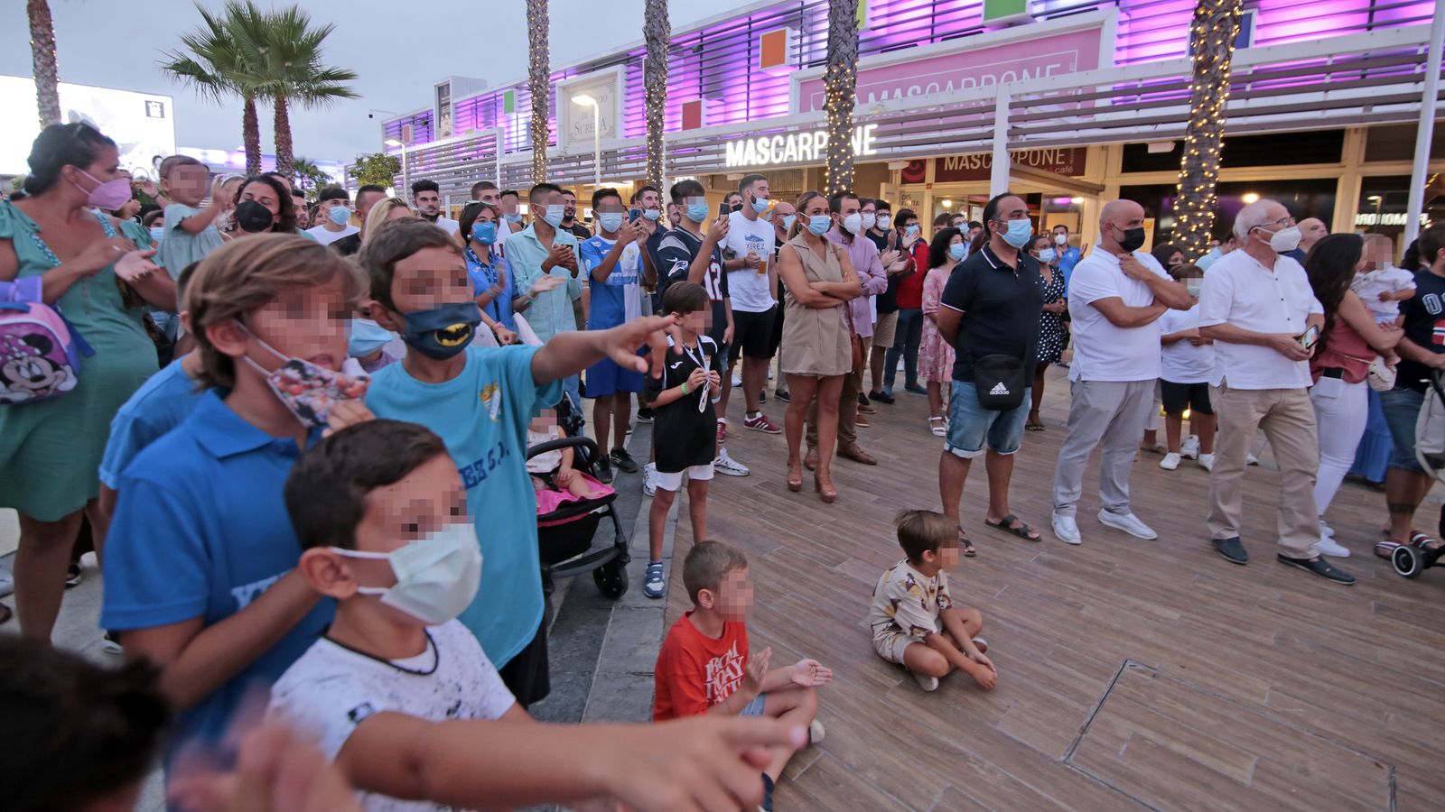 Imágenes de la presentación de las nuevas camisetas del Xerez CD en Luz Shopping