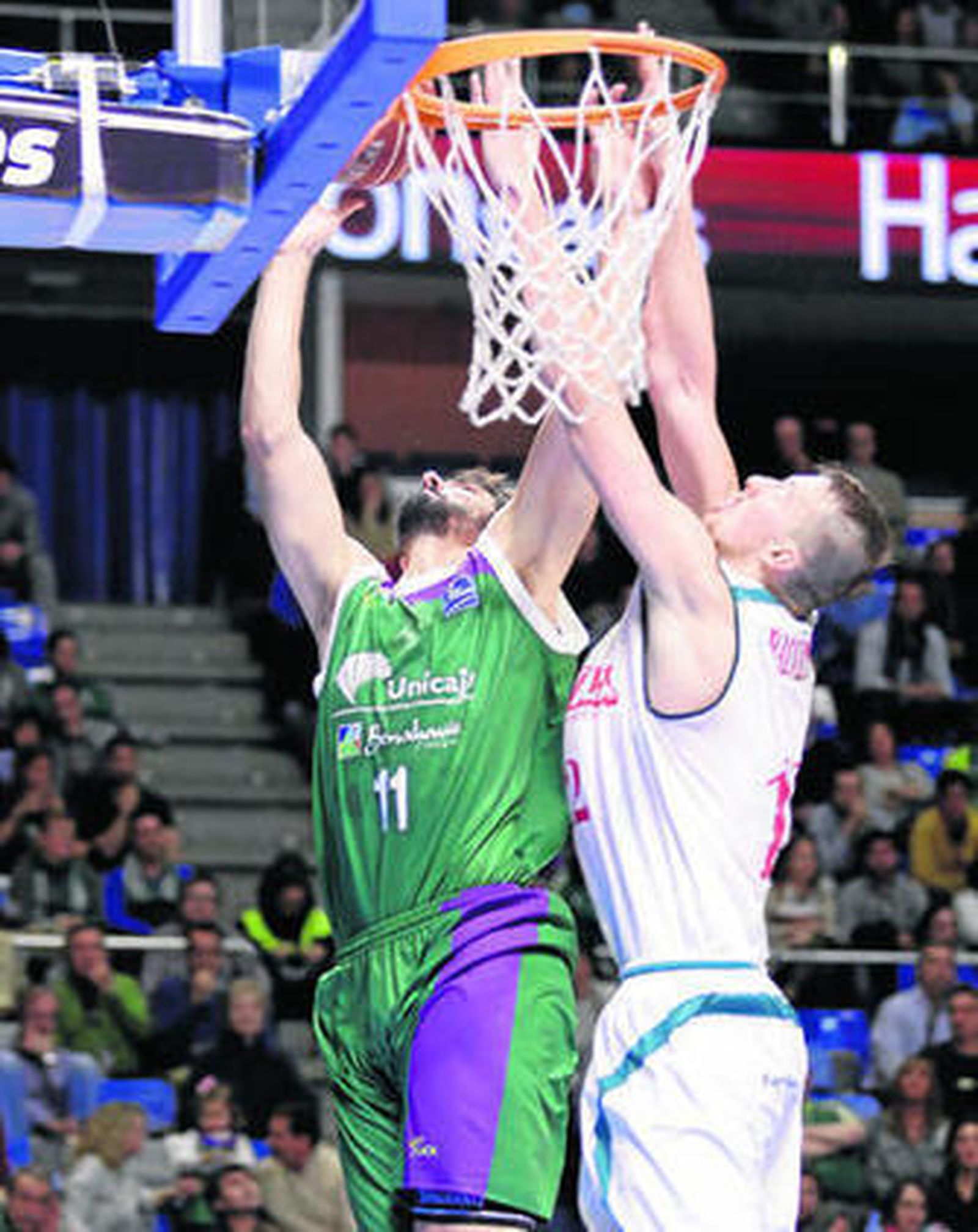 Dani Díez intenta anotar ante Ondrej Balvin.