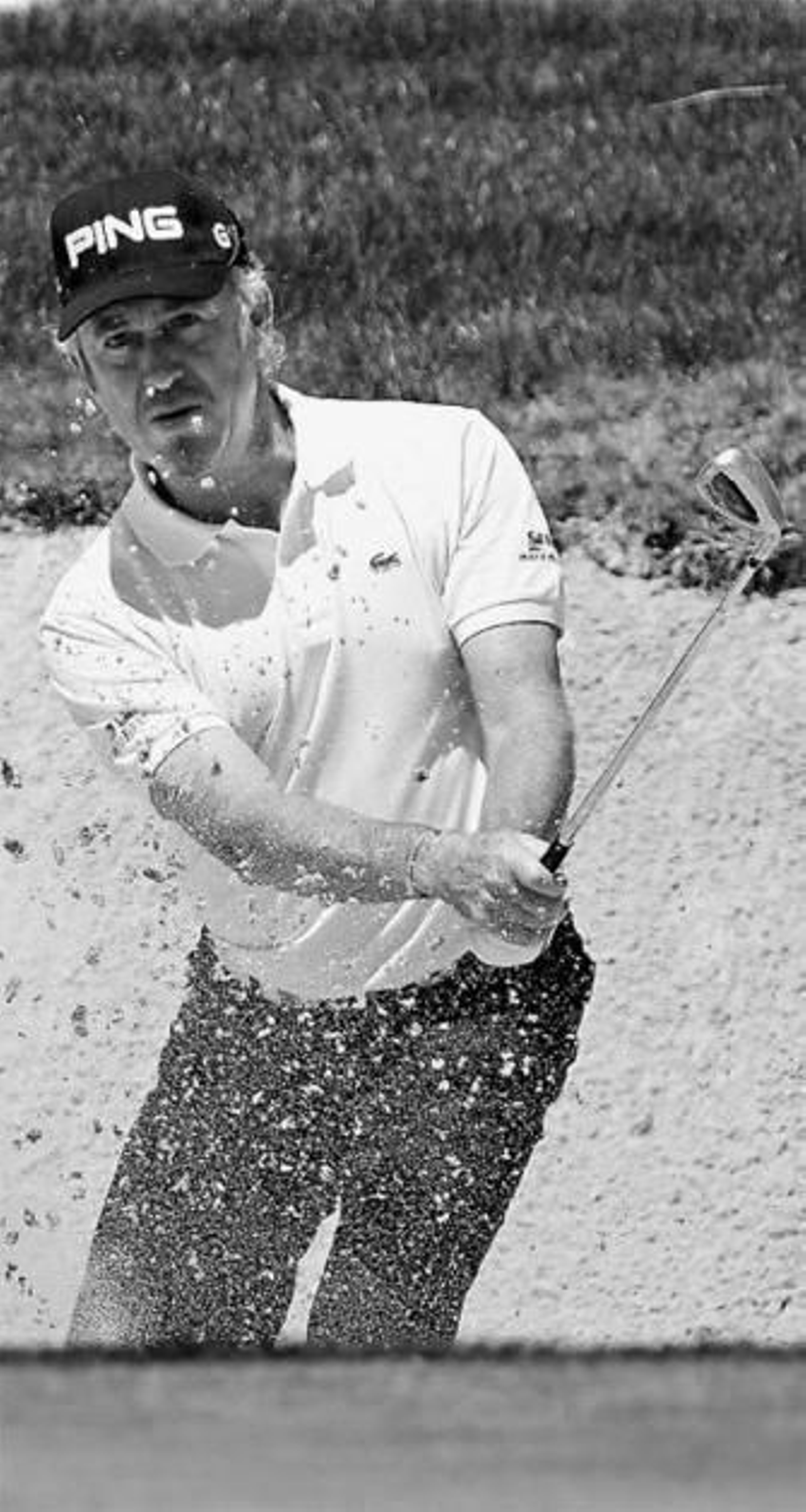 Jiménez saca la bola del búnker del hoyo 1, ayer.