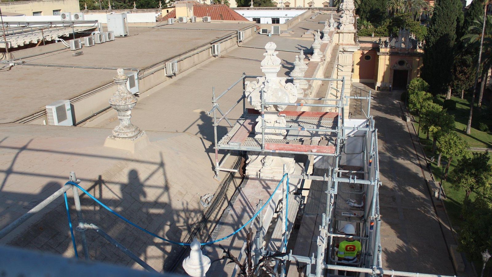 Los andamios dispuestos en la fachada.