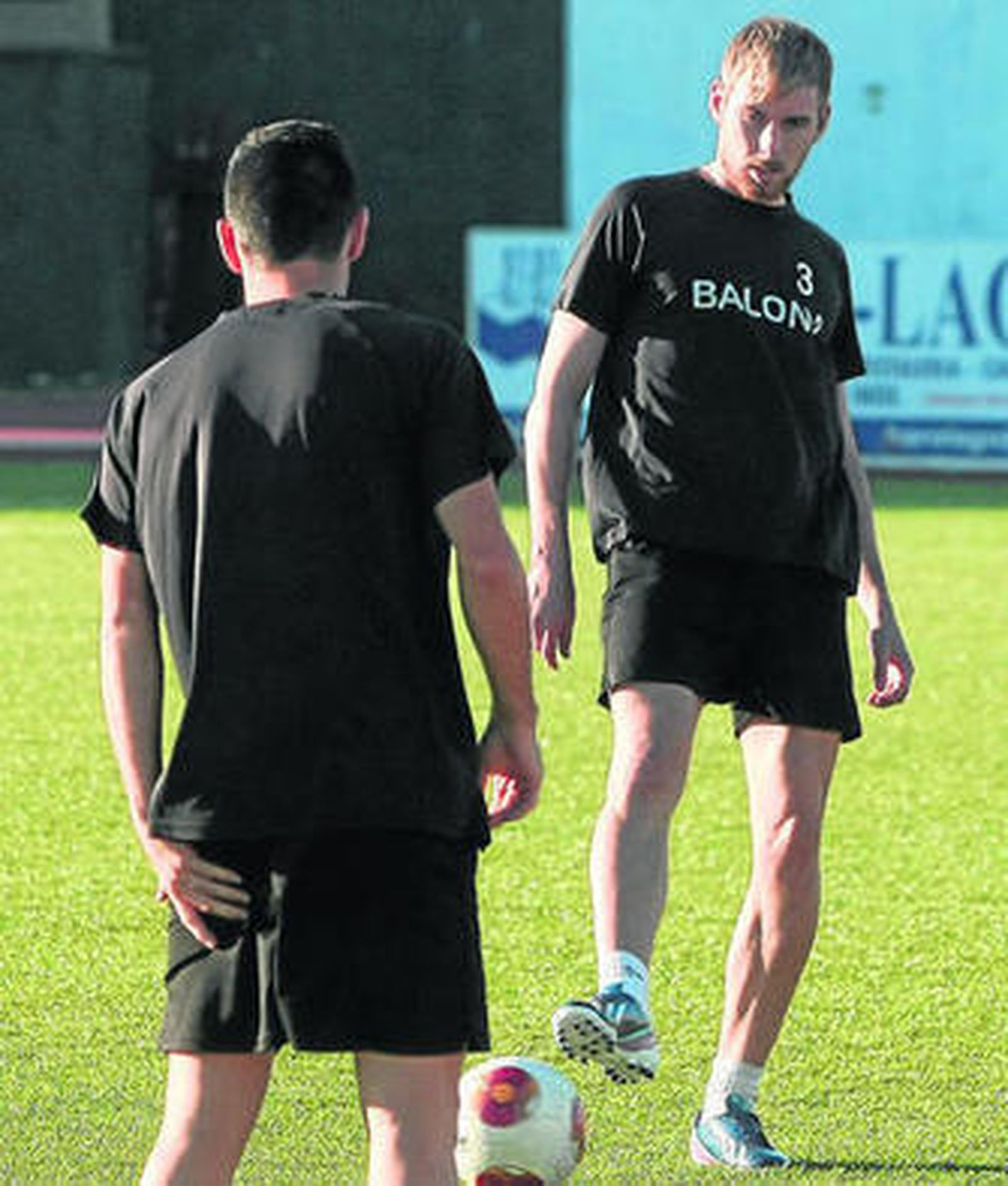 Joe, que regresa a la convocatoria, durante el entrenamiento vespertino de ayer.