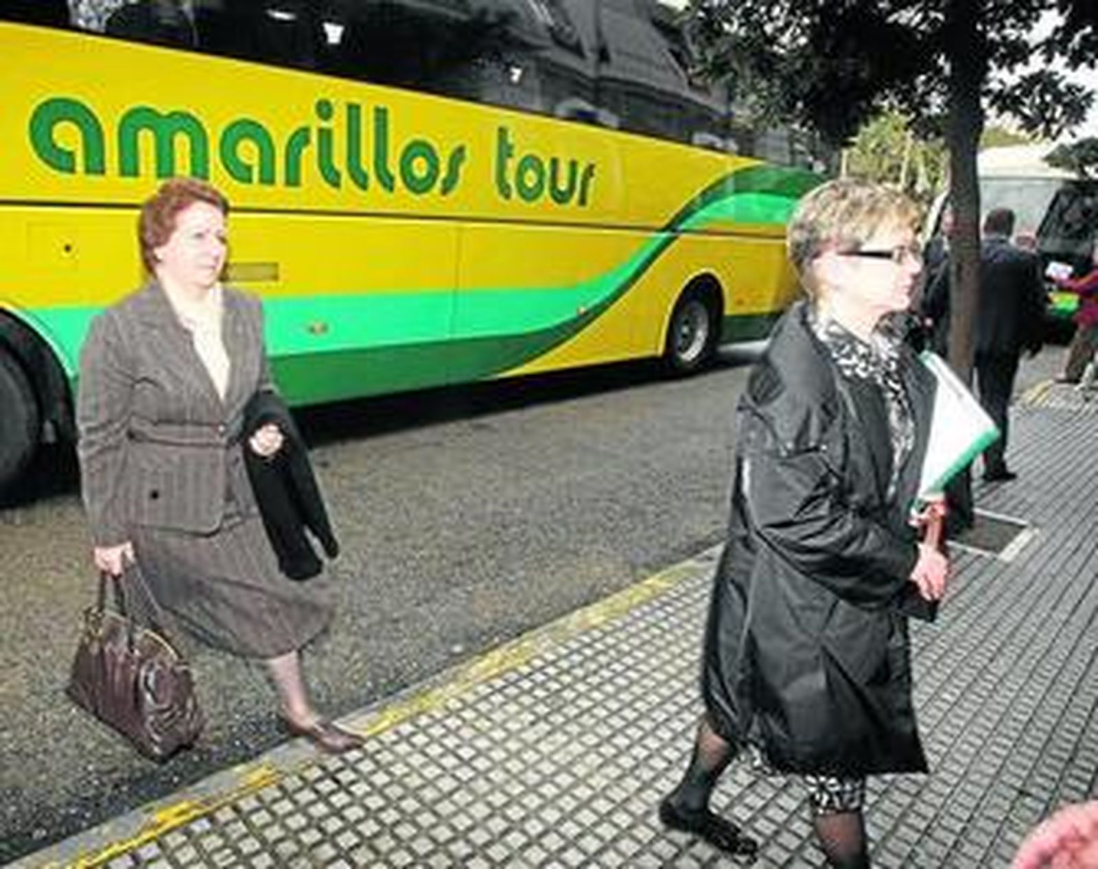 Giovanna Debono (con bolso), ministra para Gozo de Malta, baja del autobús junto a la representante polaca.