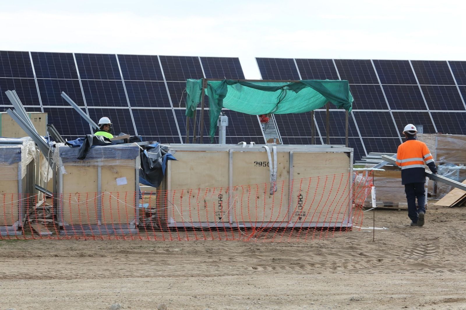 Trabajadores en un parque fotovoltaico en construcción
