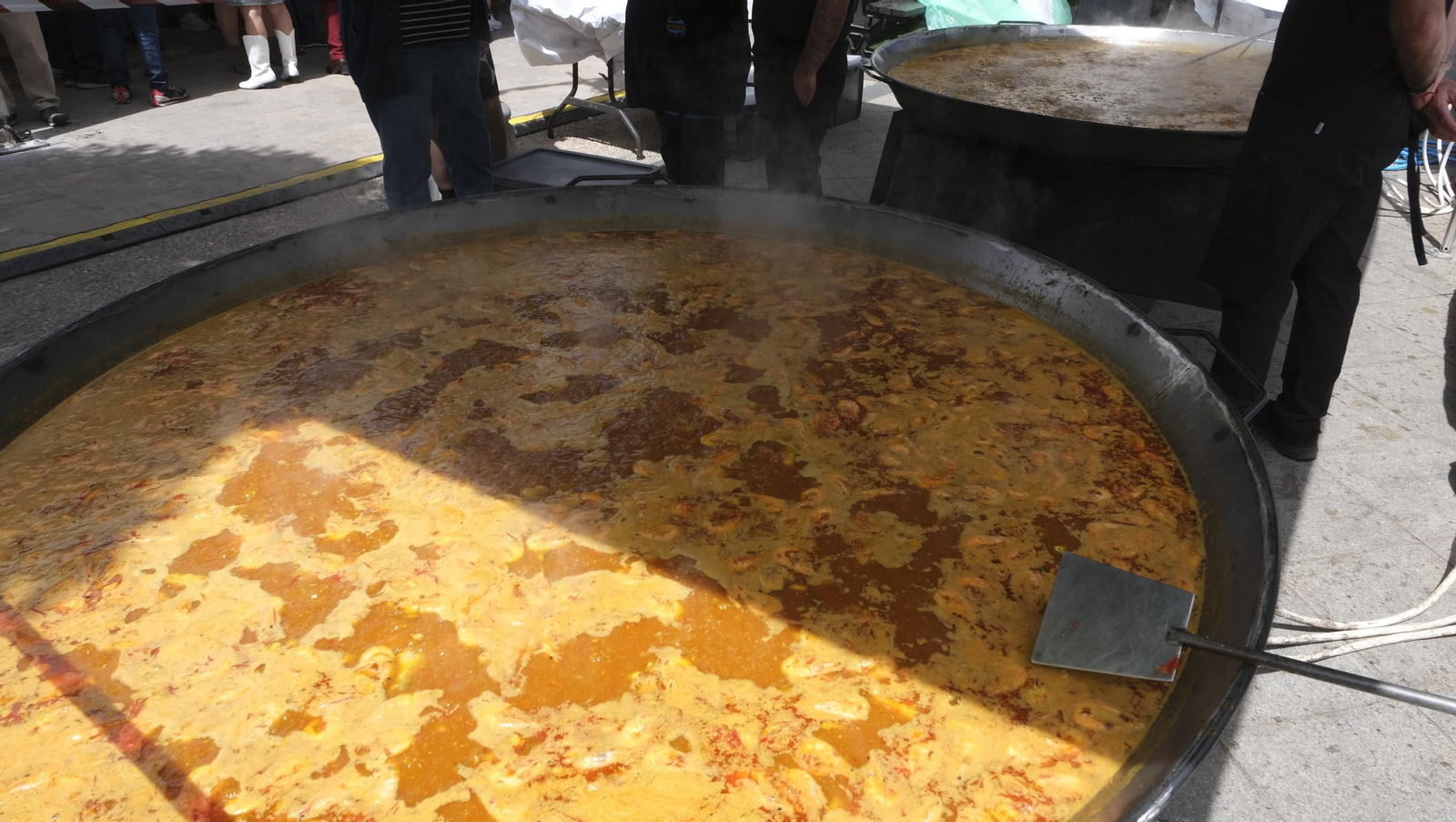 Imágenes de la paella popular en las Fiestas de Canjáyar