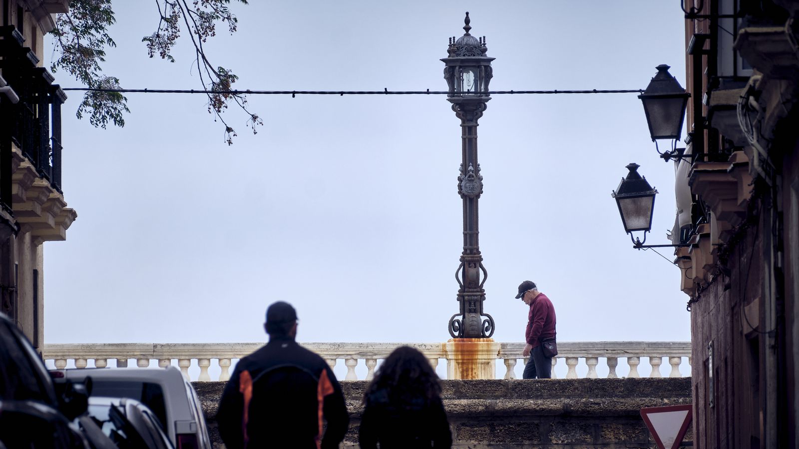 Cables cubriendo una fachada de Cádiz.