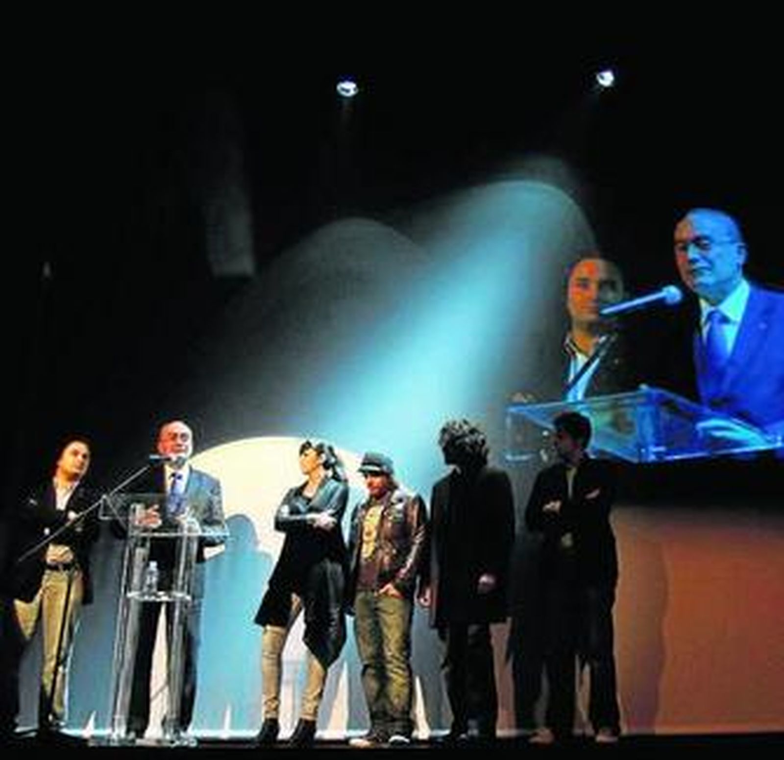 Miembros del grupo Efecto Mariposa ayer junto al alcalde.