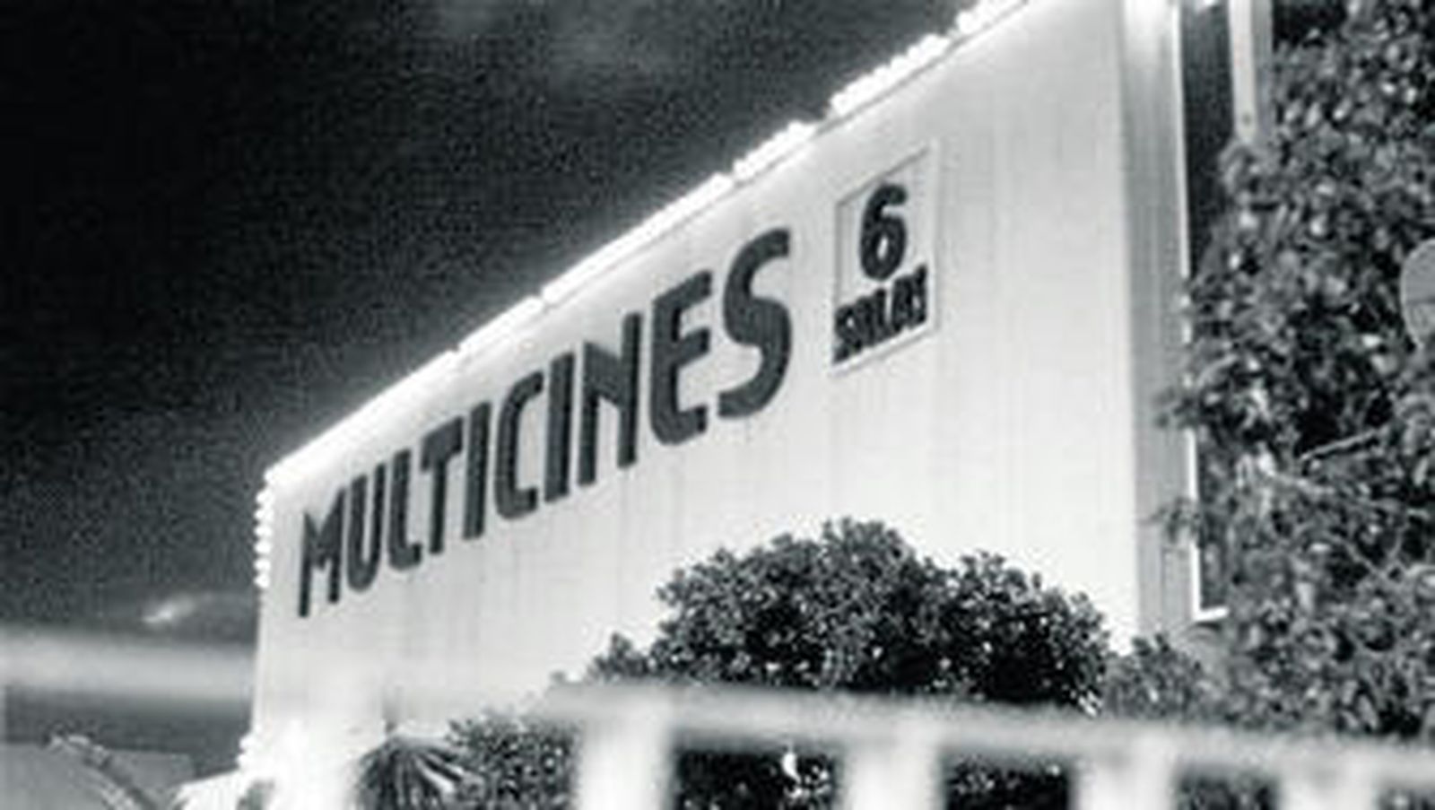 Cartel de los multicines del centro comercial Gran Sur.