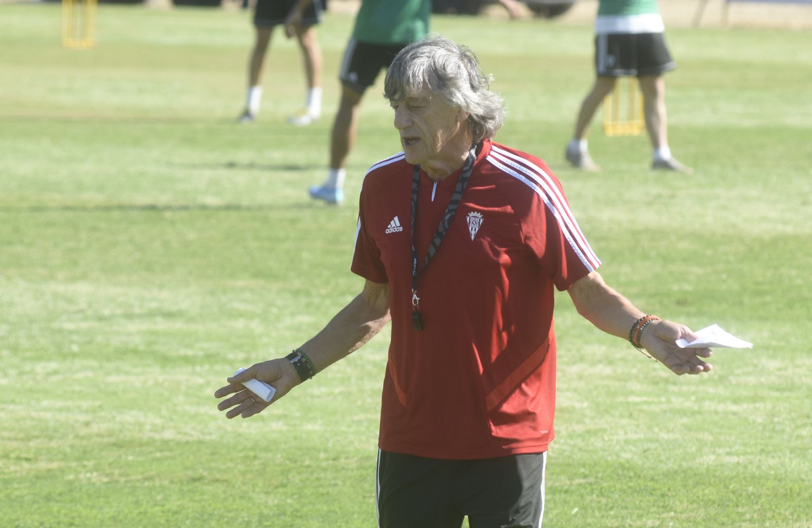 Enrique Martín explica un ejercicio a sus futbolistas durante el entrenamiento.