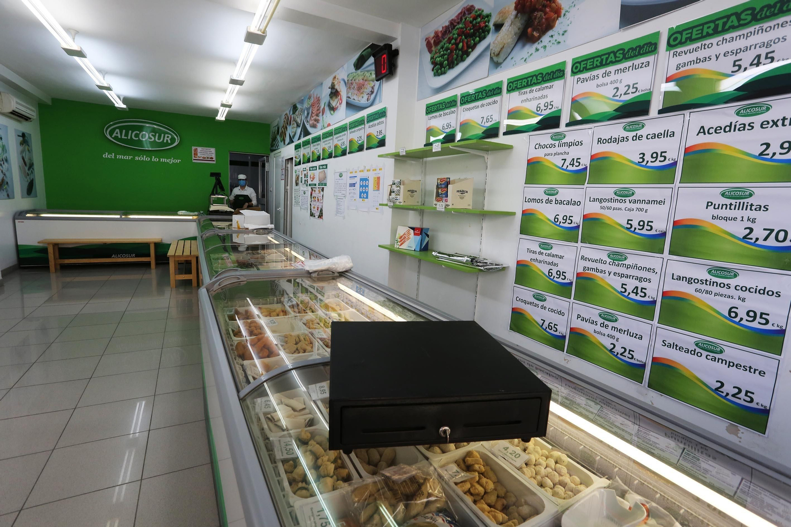 La caja registradora que se llevó el atracador, sobre un expositor.