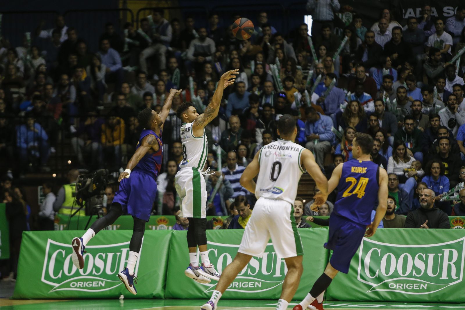 Slaughter lanza un triple durante el partido frente al Barcelona.