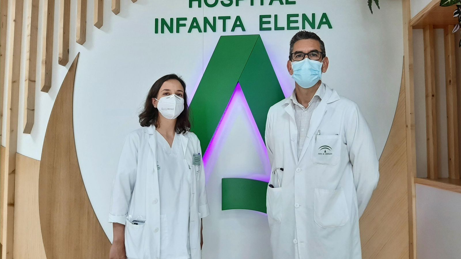 El responsable de la Unidad de Lípidos, Manuel Romero, y  la médico especialista en Análisis Clínico, Elena Bonet.