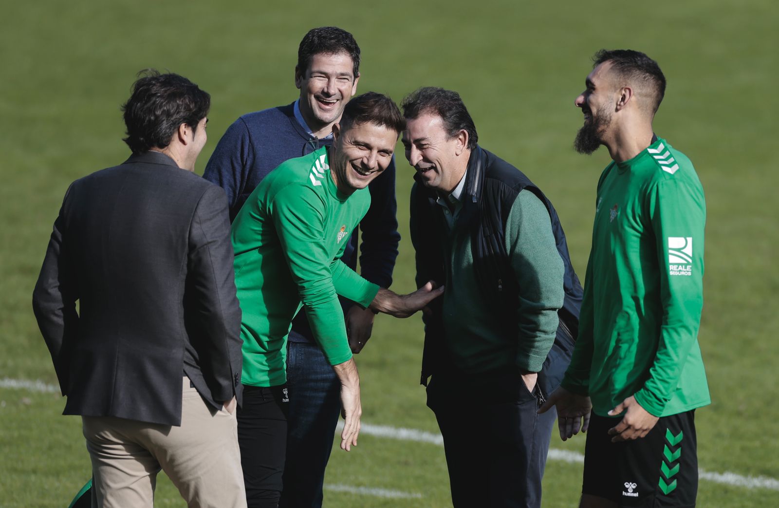 Borja Iglesias bromea con Joaquín, Ángel Haro, José Miguel López Catalán y Ramón Alarcón en el entrenamiento del Betis.
