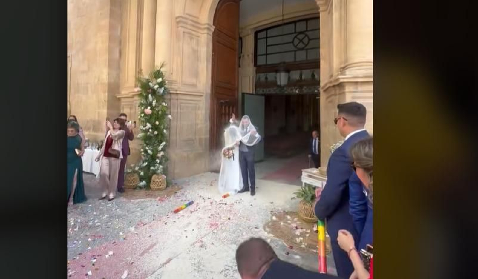 Los novios se protegen de la novia del arroz