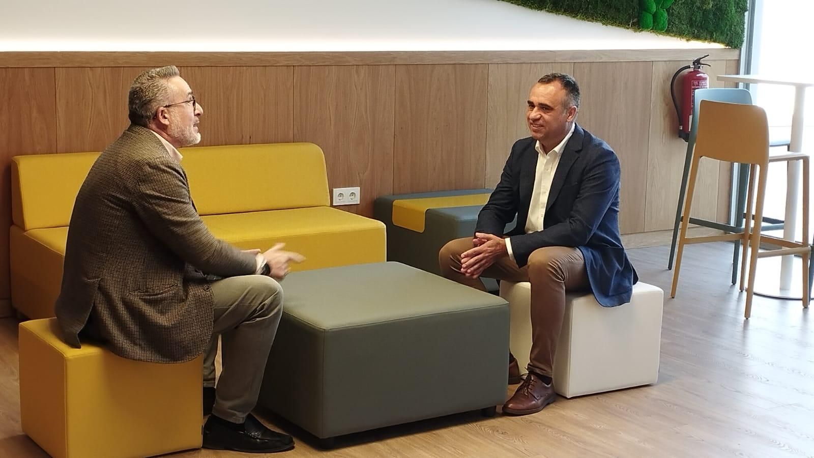 Francis Rodríguez, junto al diputado Antonio Díaz esta mañana