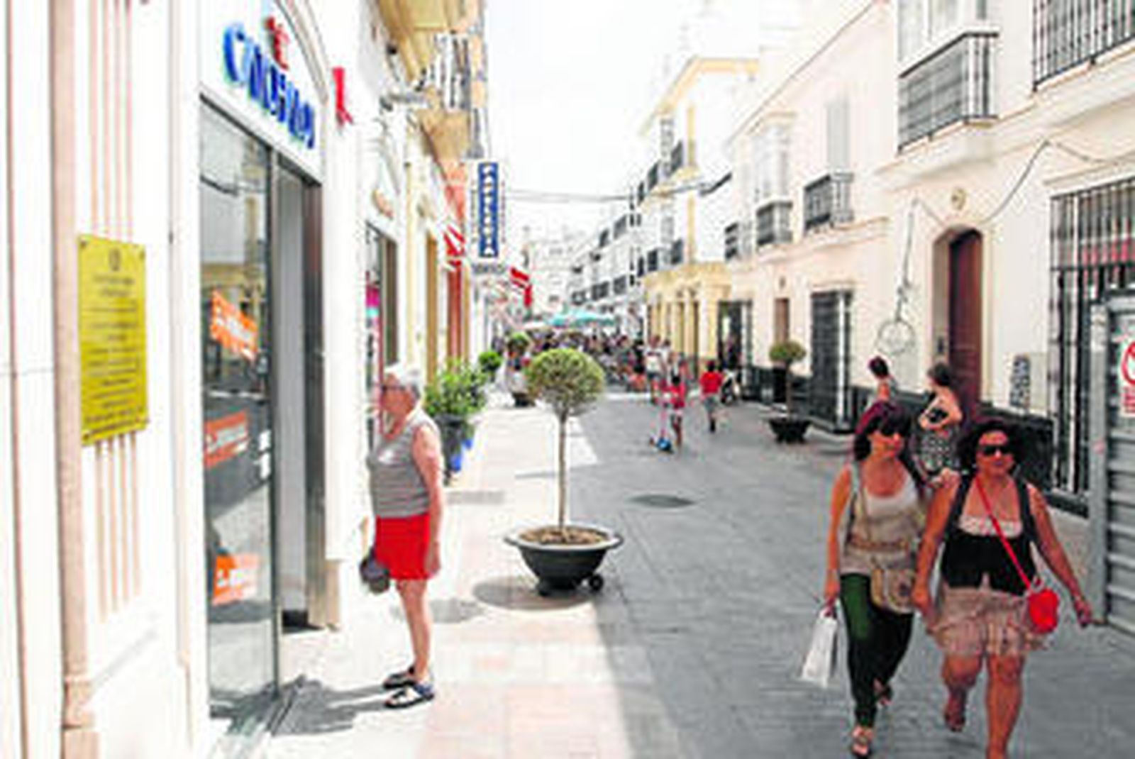Imagen de la calle La Vega, apenas sin público, el pasado sábado al mediodía.
