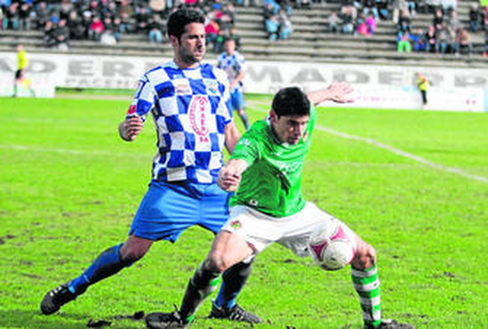 Carlos Fernández, a la izquierda, presiona a un contrario en un partido de la pasada temporada.